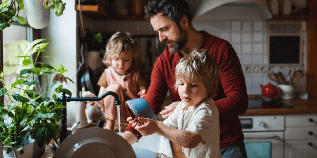 Das with kids washing dishes