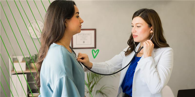 doctor examining patiente